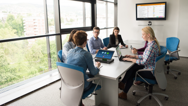 04_Thinksmart_HUB_500_Logitech_Still_Life_Photography_Zoom Lenovo ThinkSmart Hub 500 im Einsatz
