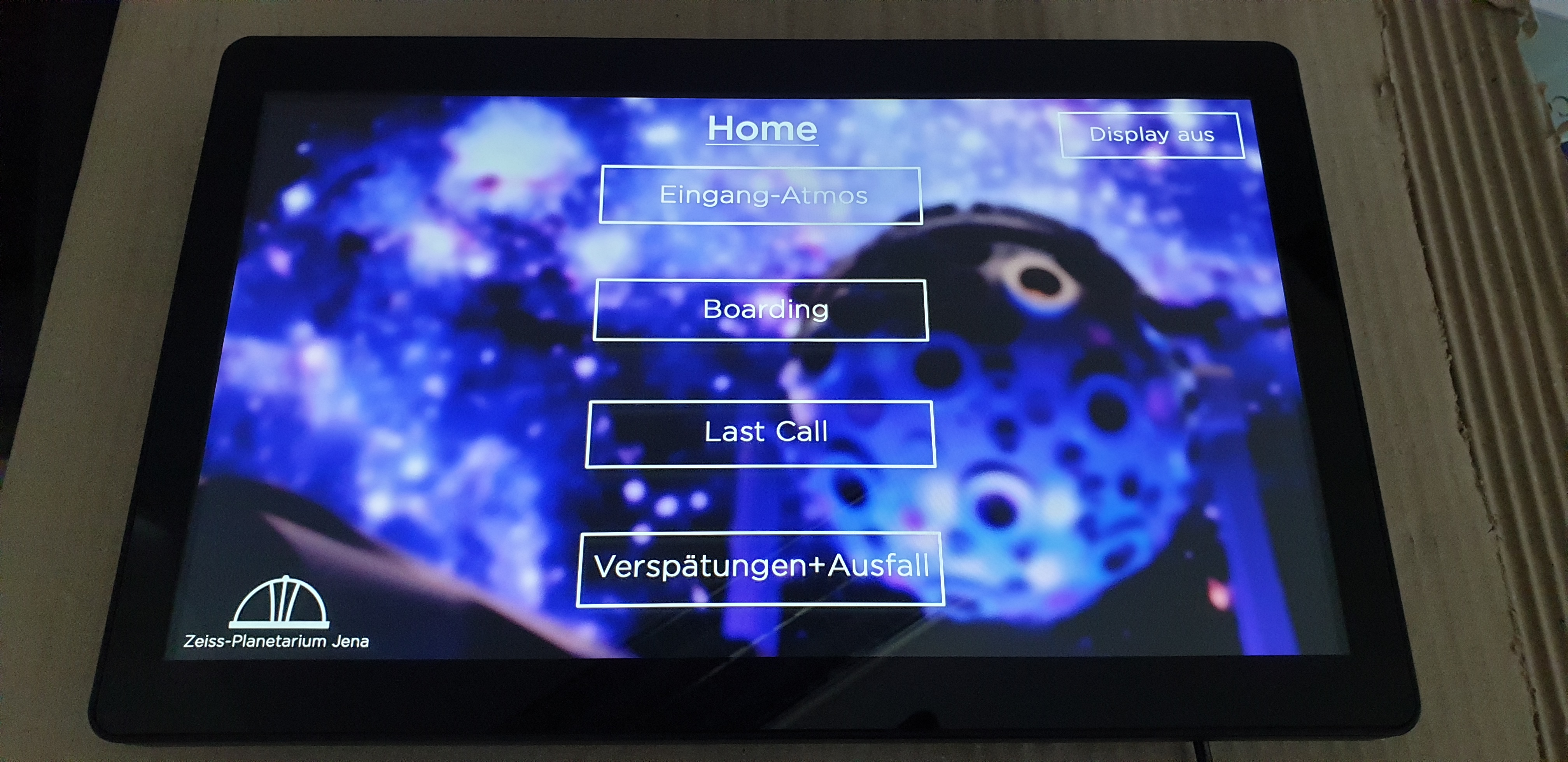 bluefin BrightSign Touchdisplay kündigt den Beginn, Ende und eventuelle Verspätungen der kommenden Shows an. Wurde von PROMEDIATEC installiert.